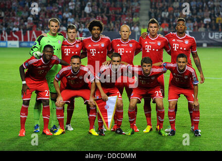 Prague, République tchèque. Août 30, 2013. Équipe de Munich (retour L-R) gardien de but Manuel Neuer, Toni Kroos, Dante, Arjen Robben, Mario Mandzukic, (avant L-R) David Alaba, Franck Ribery, Philipp Lahm, Thomas Mueller, Rafinha posent pour une photo de groupe avant la Super Coupe de l'UEFA match de foot du Bayern de Munich contre Chelsea FC au stade de l'Eden à Prague, République tchèque, le 30 août 2013. Photo : Thomas Eisenhuth/dpa/Alamy Live News Banque D'Images