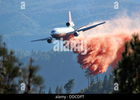 Un DC-10 gouttes d'avions-citernes ignifuge chimiques ci-dessous pointe pilote au Rim Fire 30 Août 2013 dans la Forêt Nationale Stanislaus, en Californie. Le feu continue de brûler une forêt ancienne et menacer le Parc National Yosemite. Banque D'Images