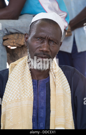 L'homme sénégalais participant à une réunion du microcrédit à Djilor, un village Wolof, près de Kaolack, Sénégal. Banque D'Images