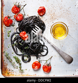 Spaghetti à la sauce tomate noire Banque D'Images