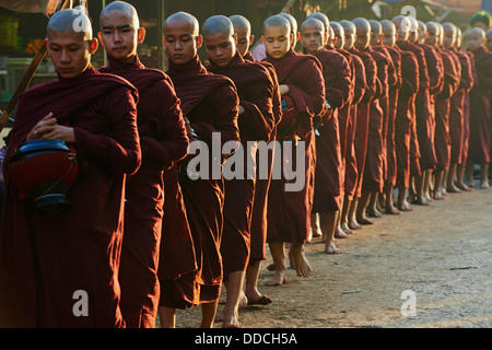 Myanmar (Birmanie), l'État Môn, Mawlamyine (Moulmein), des moines bouddhistes procession recevoir des offrandes Banque D'Images