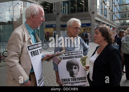 Londres, Royaume-Uni. Août 30, 2013. La baronne Tonge parle aux manifestants comme un petit groupe de militants ont manifesté contre l'implication des G4S'exécute dans les prisons israéliennes. Crédit : Paul Davey/Alamy Live News Banque D'Images