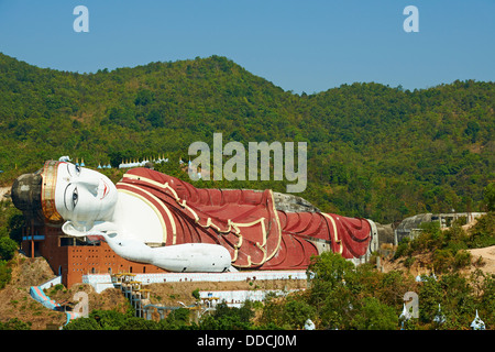 Myanmar (Birmanie), l'État Môn, autour de Mawlamyine (Moulmein), Win Sein Taw Ya, Bouddha couché Banque D'Images