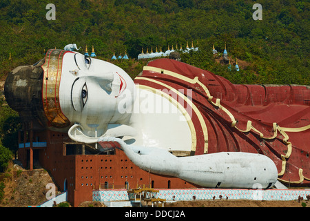 Myanmar (Birmanie), l'État Môn, autour de Mawlamyine (Moulmein), Win Sein Taw Ya, Bouddha couché Banque D'Images