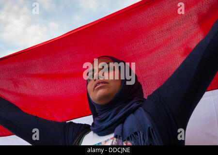 Downing Street, London, UK. Août 30, 2013. Une jeune femme est titulaire d'un drapeau égyptien égyptiens comme protestation contre le coup d'État et de régime militaire ayant retiré leur Président élu Morsi. Crédit : Paul Davey/Alamy Live News Banque D'Images