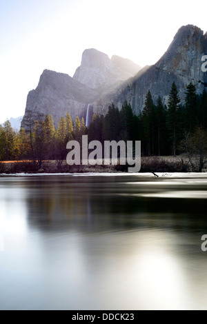 Lever du soleil lumière éclairage rétroéclairé Bridalveil Falls Portes de la vallée Yosemite National Park California United States Banque D'Images