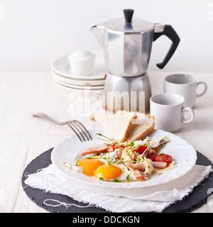 Le petit-déjeuner avec des oeufs et jambon pain grillé, café et salade Banque D'Images