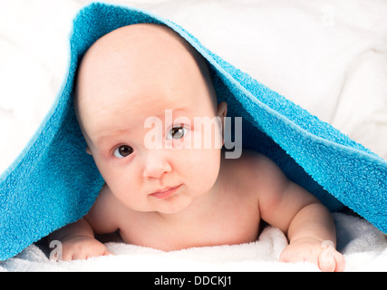 Cute baby lying on towel Banque D'Images