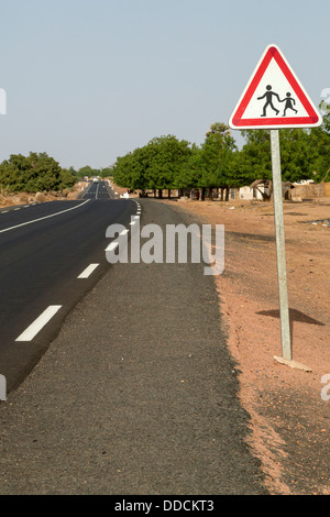 Sénégalais moderne autoroute entre Kaolack et Tambacounda, Sénégal. Banque D'Images