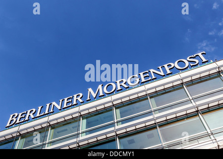 Journal "Berliner Morgenpost" au-dessus du bâtiment contre un ciel bleu - Kurfürstendamm, Berlin Banque D'Images