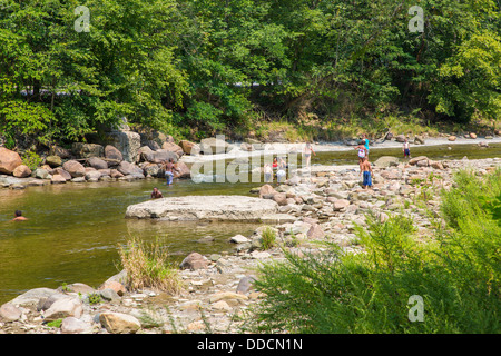 Les personnes bénéficiant de Tinkers Creek dans le parc national de Cuyahoga Valley en Ohio aux États-Unis Banque D'Images