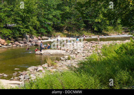 Les personnes bénéficiant de Tinkers Creek dans le parc national de Cuyahoga Valley en Ohio aux États-Unis Banque D'Images