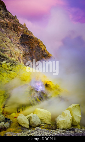 L'extraction du soufre et le bleu l'incendie de Kawah Ijen - soufre liquide, l'Est de Java, Indonésie Banque D'Images