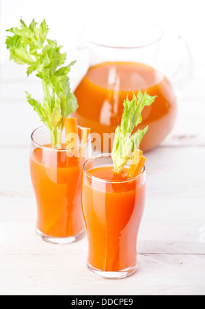 La carotte fraîche et du jus de citrouille sur fond blanc Banque D'Images
