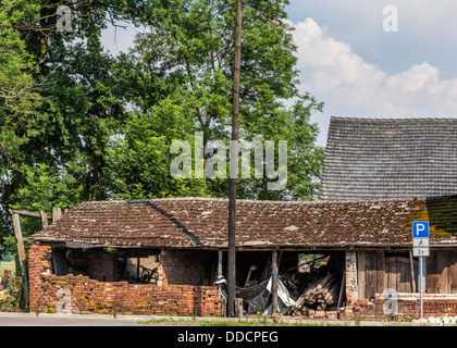 Vieille ferme grange avec toit en ardoises couvertes de mousses battues dans le village sorabe de Nissen, Spreewald, Allemagne Banque D'Images