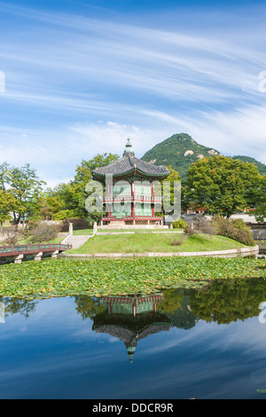 Hyangwon Hyangwonjeong Pavilion () Le Palais de Gyeongbok Gyeongbokgung Séoul (Corée du Sud) Banque D'Images