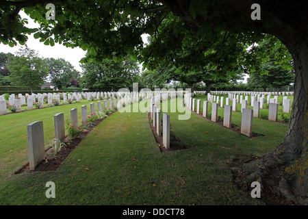 Rangs de pierres tombales dans une courbe sous les arbres dans le cimetière britannique de Bayeux, Normandie, France Banque D'Images