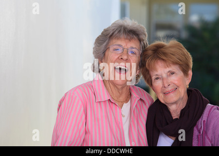 Deux hauts female friends smiling Banque D'Images