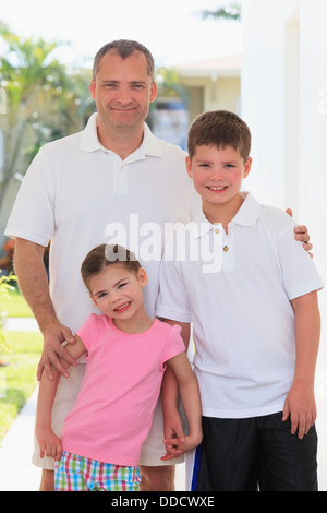 Homme debout avec ses deux enfants Banque D'Images