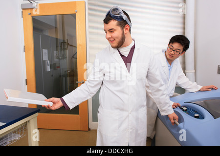 Les étudiants ingénieurs travaillant avec un agitateur bactérienne et la mise en culture dans un laboratoire de la machine Banque D'Images