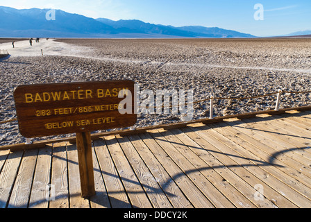 Bassin de Badwater dans Death Valley National Park, point le plus bas en Amérique du Nord, d'une altitude de 282 ft (86 m) au-dessous du niveau de la mer. Banque D'Images