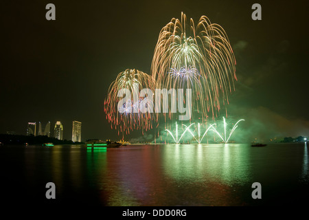 D'artifice au Concours international de pyrotechnie de Putrajaya, Malaisie le 30 août au 2 octobre 2013 Banque D'Images