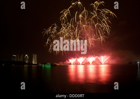 D'artifice au Concours international de pyrotechnie de Putrajaya, Malaisie le 30 août au 2 octobre 2013 Banque D'Images