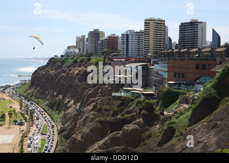 Centre commercial Larcomar et les bâtiments environnants le long du Malecon de la Reserva à Miraflores, Lima, Pérou Banque D'Images