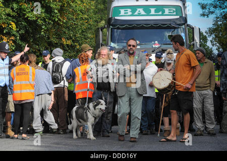 Balcombe, West Sussex, UK. 30Th Aug 2013.Anti fracturation des écologistes à pied à l'avant qu'un autre camion est escorté à Cuadrilla site par la police. Presque une atmosphère de carnaval avec des messages très sérieux. Les militants anti fracturation protestent contre les forages d'essai par Cuadrilla sur le site de West Sussex qui pourraient mener à la fracturation hydraulique. Camp de la route continue de croître. © David Burr/Alamy Live News Banque D'Images