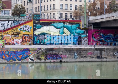 Le Graffiti ou l'expression artistique le long du Canal du Danube Vienne Banque D'Images