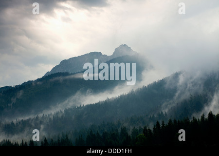 Le temps orageux en montagne ou Pic Giewont, Tatras, Pologne Banque D'Images