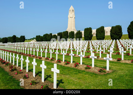 Les tombes de soldats musulmans au Cimetière militaire français à Douaumont, Verdun, France. Banque D'Images