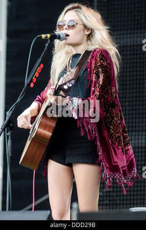 Bingley, Yorkshire. Août 30, 2013. Nina Nesbitt joue sur la scène le jour 1 de Bingley Music Live. D'autres actes figurant sur le projet de loi comprennent la Ligue Humaine, Chic, Primal Scream et les crèches. © Thomas Jackson/Alamy Live News Banque D'Images