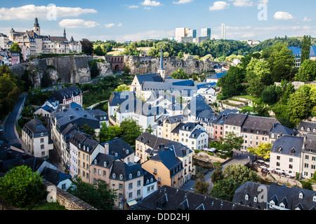 Vue sur le Grund vers la ville haute médiévale sur la gauche et le quartier du Kirchberg moderne de la ville de Luxembourg. Banque D'Images