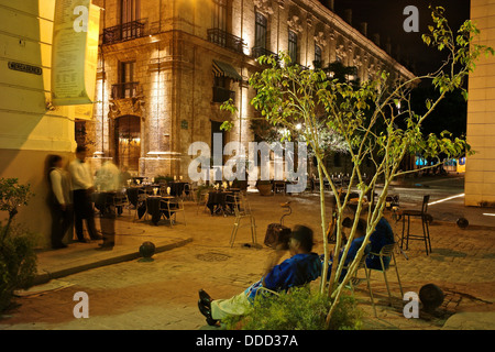 Une scène de nuit dans la vieille Havane avec son architecture coloniale. Banque D'Images