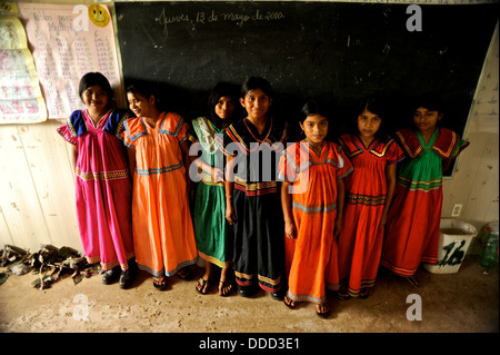 Les enfants autochtones à l'école dans la communauté Ngobe Bugle au Panama. Banque D'Images