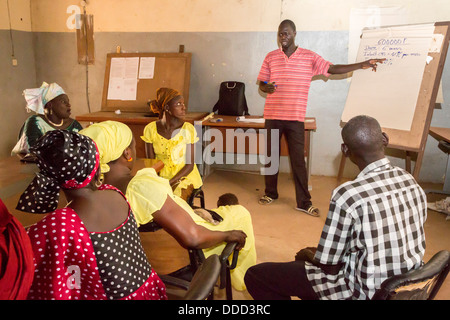 La microfinance. Les femmes qui reçoivent l'instruction dans la façon d'estimer les coûts de la plantation et la fertilisation d'une récolte. Kaymor, Sénégal Banque D'Images