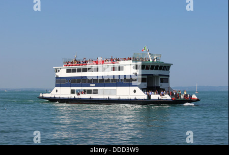 Brescia - un traversier sur le lac de Garde en Italie approche du débarcadère à Bardolino, sur le côté est du lac. Banque D'Images