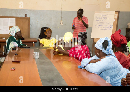 La microfinance. Les femmes qui reçoivent l'instruction dans la façon d'estimer les coûts de la plantation et la fertilisation d'une récolte. Kaymor, Sénégal Banque D'Images