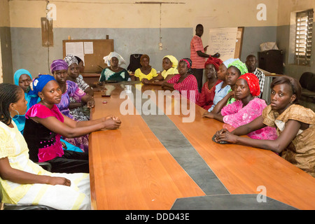 La microfinance. Les femmes qui reçoivent l'instruction dans la façon d'estimer les coûts de la plantation et la fertilisation d'une récolte. Kaymor, Sénégal Banque D'Images