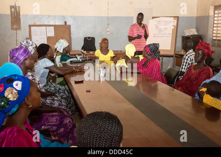 La microfinance. Les femmes qui reçoivent l'instruction dans la façon d'estimer les coûts de la plantation et la fertilisation d'une récolte. Kaymor, Sénégal Banque D'Images