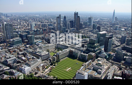 Vue aérienne de la HAC, honorable compagnie d'artillerie, des terrains de cricket ground central London, EC2 avec la ville de Londres Banque D'Images