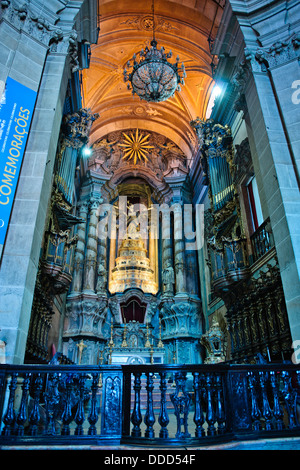 Vues de la tour Torre dos Clerigos,8e siècle 75mt,élevé par Niccolo Nasoni,intérieurs d'église adjacente,Porto,Porto,Portugal Banque D'Images