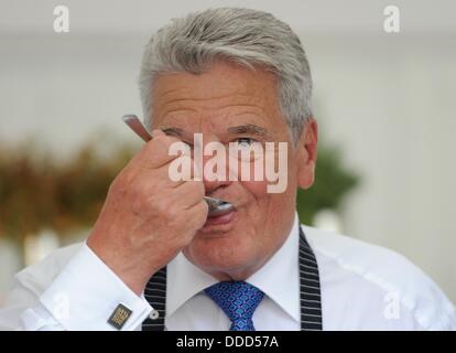 Berlin, Allemagne. Août 30, 2013. Le Président allemand Joachim Gauck cuisiniers et les goûts de la nourriture pour le Festival du citoyen dont il est l'hôte du jardin du Bellevue Palace à Berlin, Allemagne, 30 août 2013. Photo : Britta Pedersen/dpa/Alamy Live News Banque D'Images