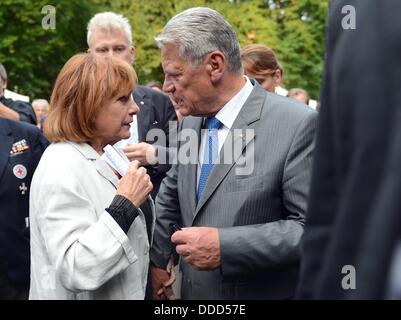 Berlin, Allemagne. Août 30, 2013. Le Président allemand Joachim Gauck (R) accueille l'actrice Hannelore Hoger Erika à son hôte de Citizen's Festival au jardin du château de Bellevue à Berlin, Allemagne, 30 août 2013. Photo : Britta Pedersen/dpa/Alamy Live News Banque D'Images