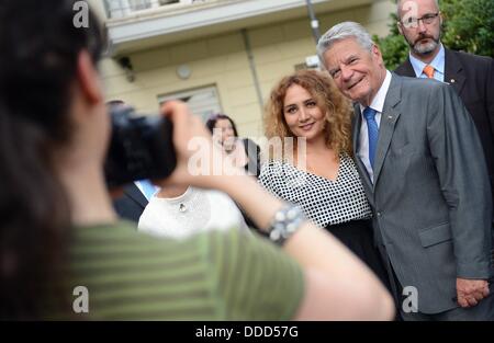 Berlin, Allemagne. Août 30, 2013. Le Président allemand Joachim Gauck a photos prises avec des visiteurs à son hôte de Citizen's Festival au jardin du château de Bellevue à Berlin, Allemagne, 30 août 2013. Photo : Britta Pedersen/dpa/Alamy Live News Banque D'Images