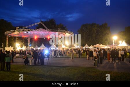 Berlin, Allemagne. Août 30, 2013. Les visiteurs apprécient eux-mêmes à la Citizen's Festival organisé par le Président allemand Gauck au jardin du château de Bellevue à Berlin, Allemagne, 30 août 2013. Photo : Britta Pedersen/dpa/Alamy Live News Banque D'Images