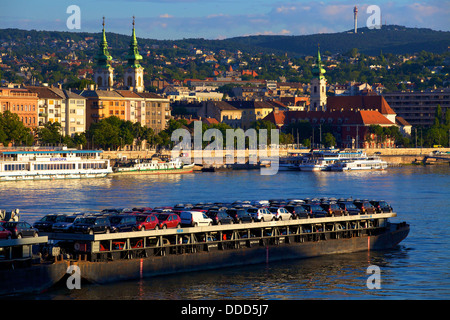 Les voitures de transport en bateau sur la rivière Danube, Budapest, Hongrie, Europe Banque D'Images