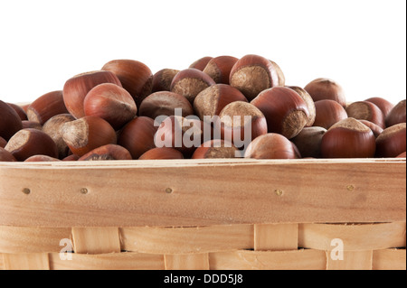 Panier avec les noisettes isolé sur fond blanc Banque D'Images