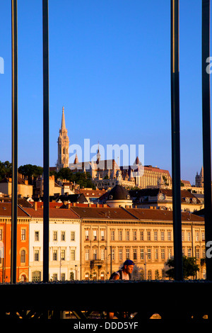 Cycliste sur le pont à chaînes, l'Église Matyas et du Bastion des Pêcheurs, Budapest, Hongrie, Europe Banque D'Images